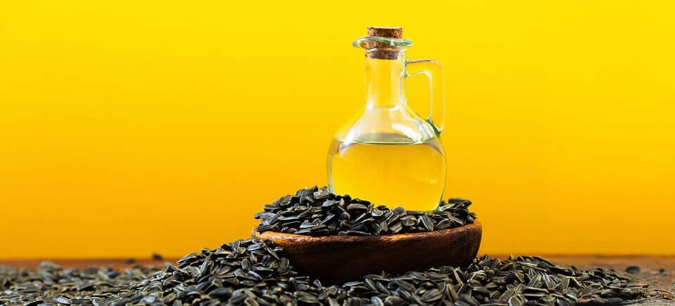 High-oleic sunflower oil with sunflower seeds, a heart-healthy cooking oil rich in monounsaturated fats.